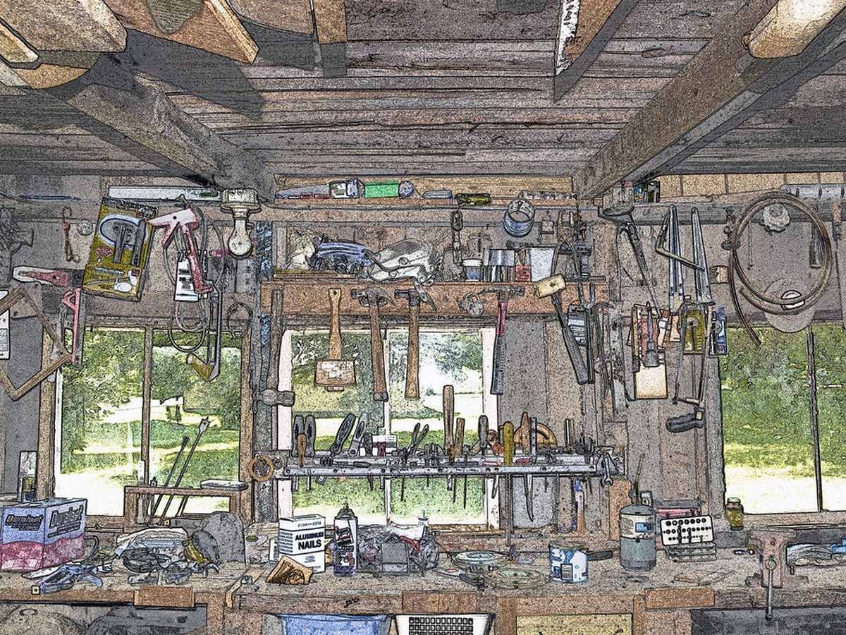 Werkbank mit Multimeter, Wasserhärte-Teststreifen und Schraubendrehern
